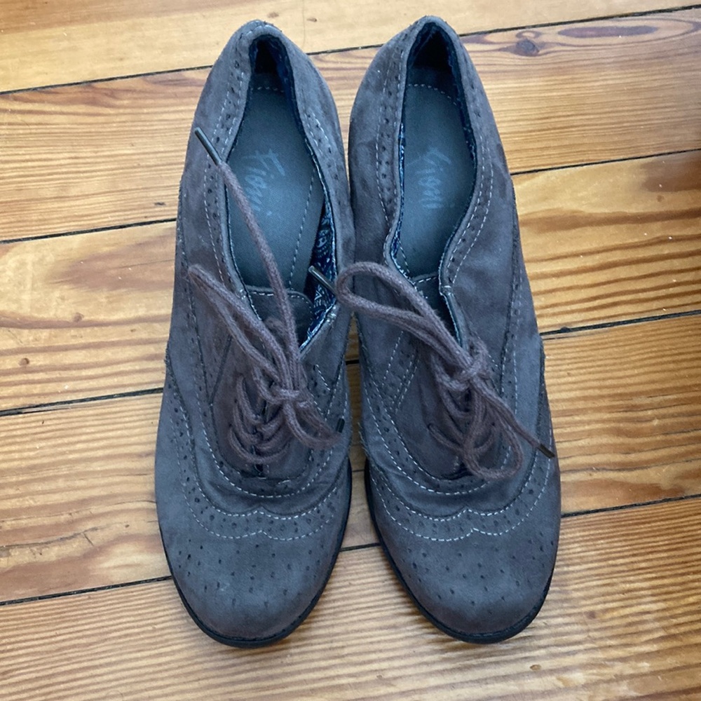Dark grey suede Oxford heels.